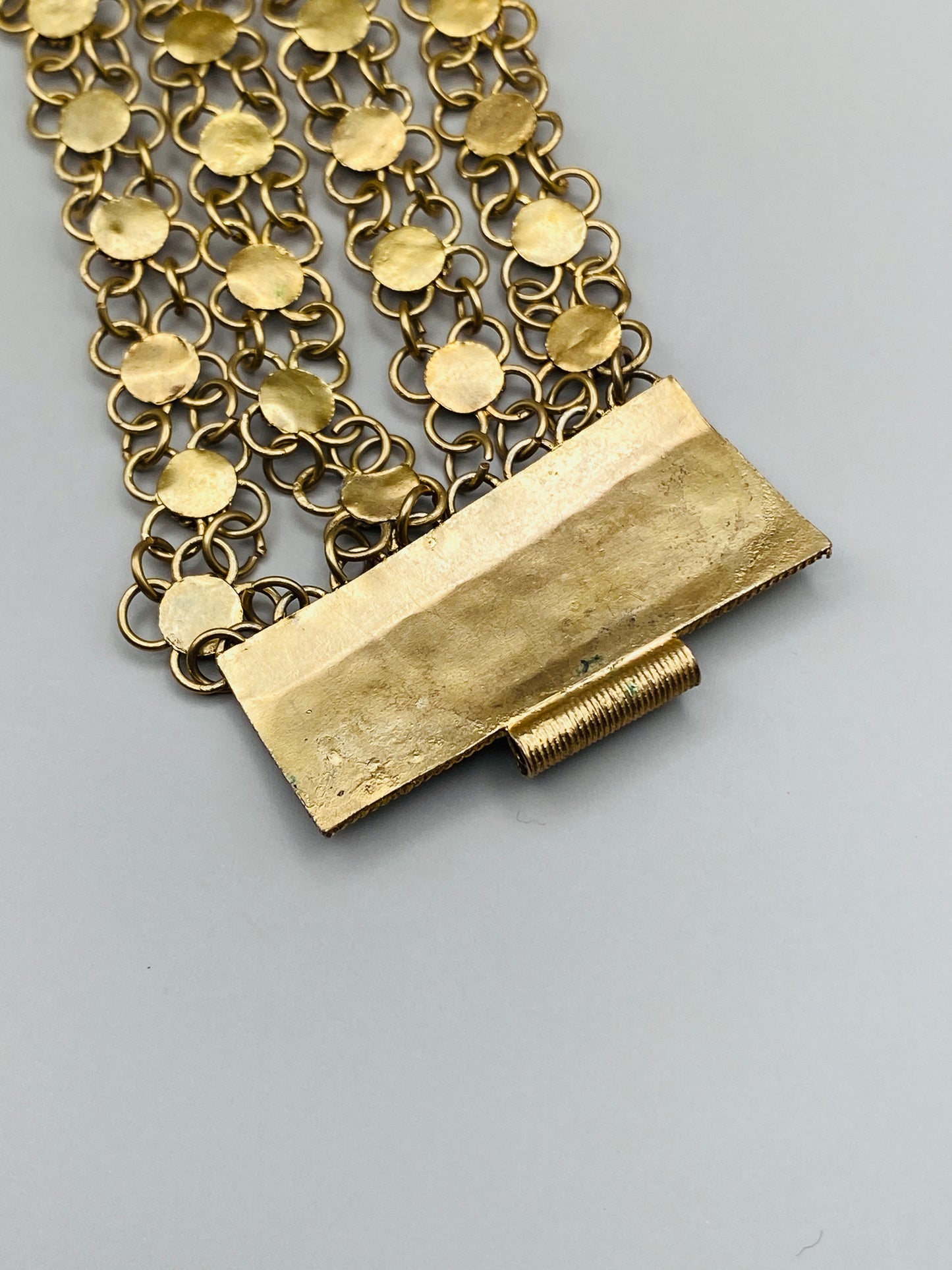 Bracelet vintage 70s – Manchette ajourée dorée & cabochons corail