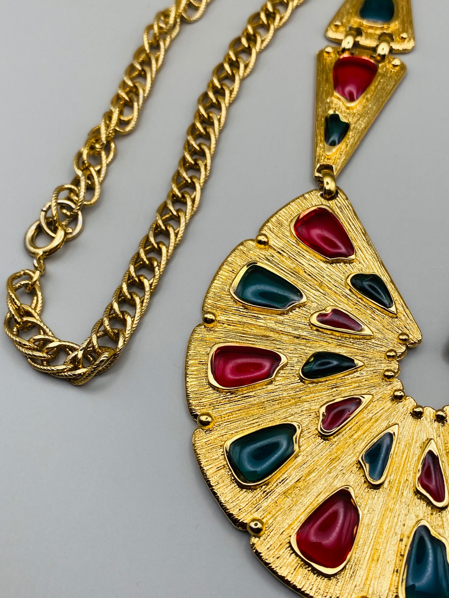 Ensemble vintage Trifari – Collier plastron & boucles d’oreilles, cabochons rouge rubis & vert émeraude (neuf)