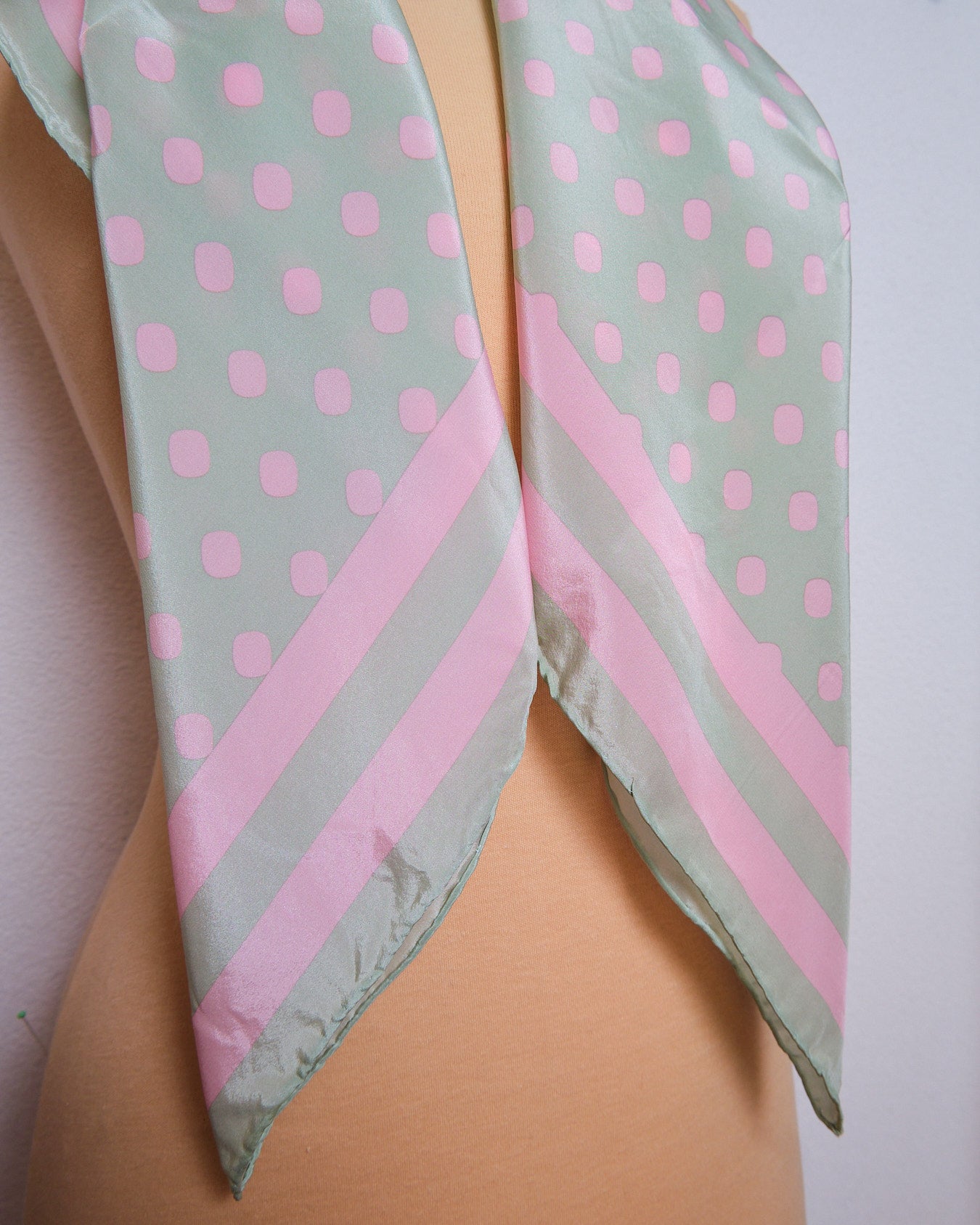 Grand foulard vintage en soie signé David Hayes