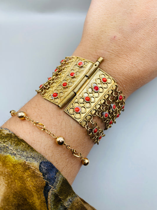 Bracelet vintage 70s – Manchette ajourée dorée & cabochons corail