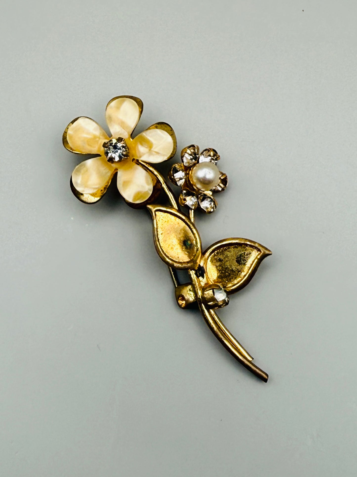 Broche vintage fleur nacrée & strass – esprit romantique