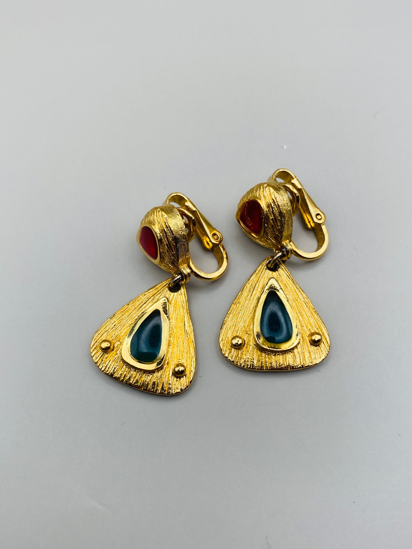 Ensemble vintage Trifari – Collier plastron & boucles d’oreilles, cabochons rouge rubis & vert émeraude (neuf)