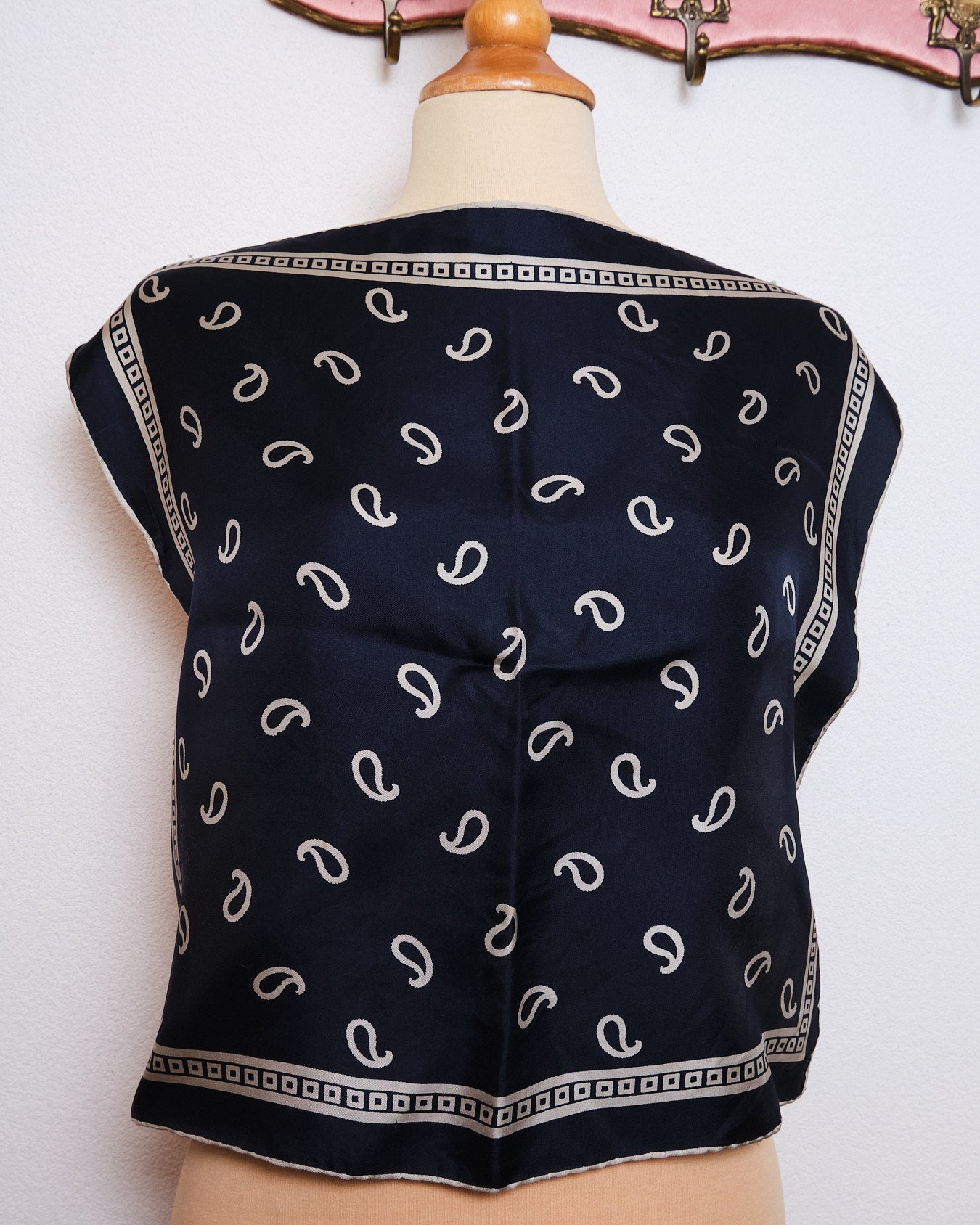 Petit foulard vintage en soie bleu marine profond