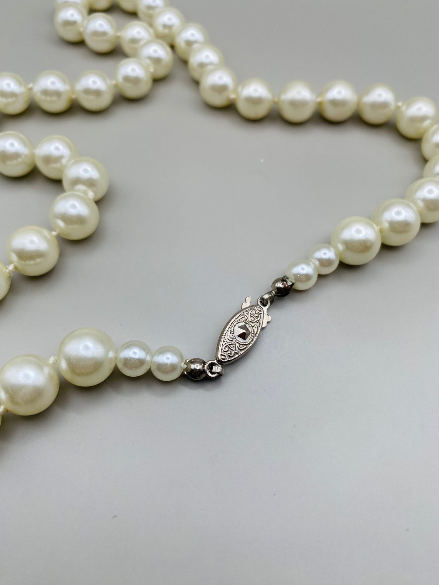 Collier vintage à perles en verre nacré – perles de taille moyenne – ivoire