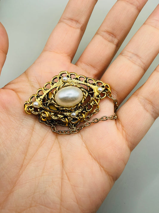Broche Vintage Médaillon perlé & chaînes