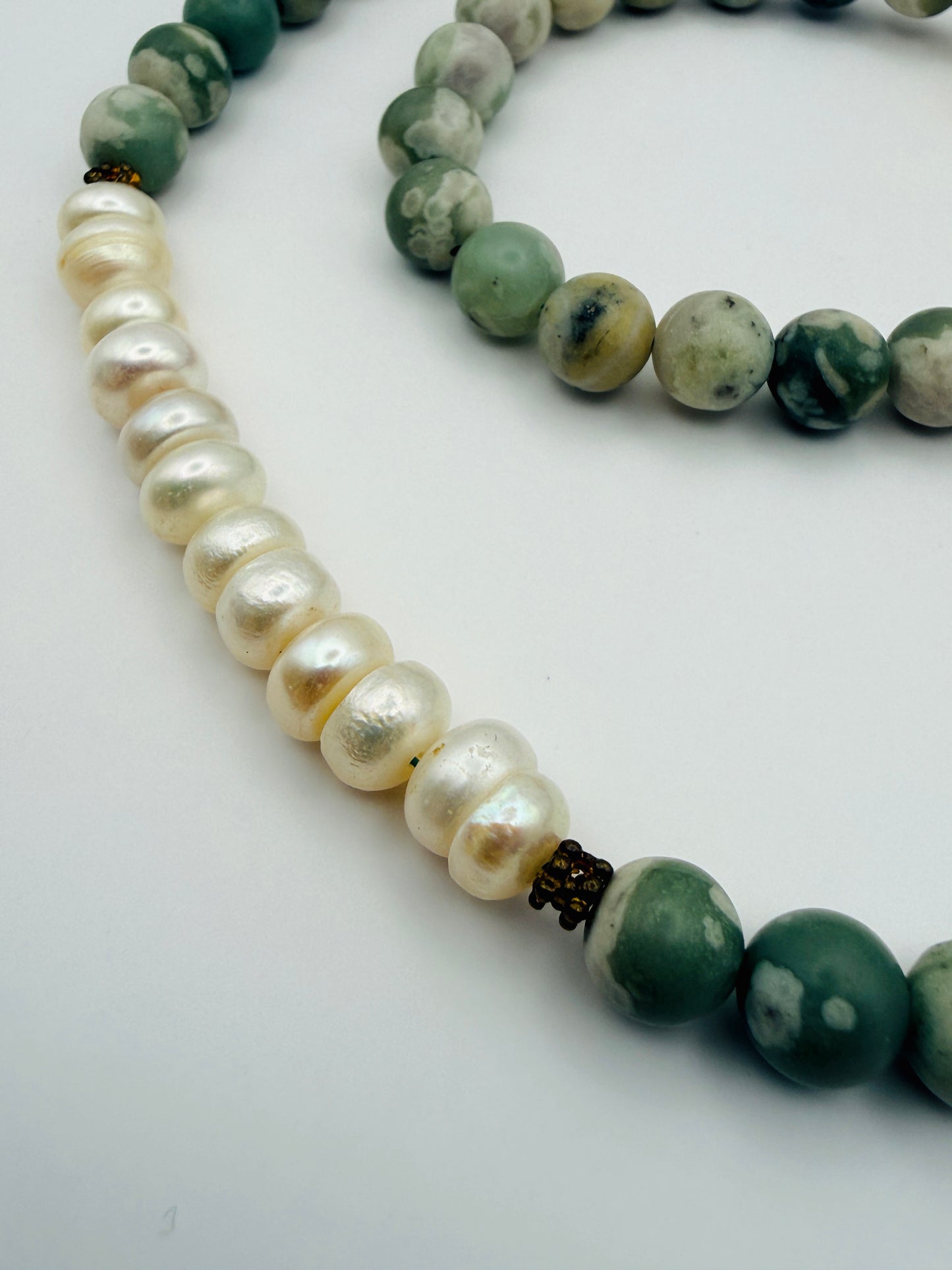Collier vintage en pierres naturelles et véritables perles d’eau douce