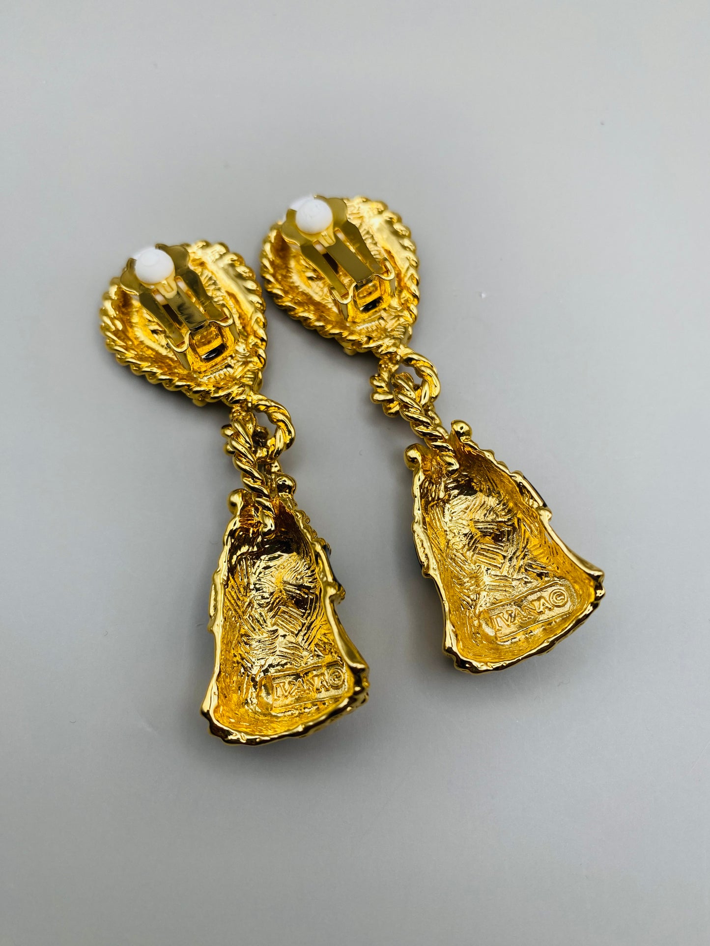 Boucles d’oreilles vintage IVANA – Pompons dorés sculptés, émail noir & strass (années 80, deadstock)