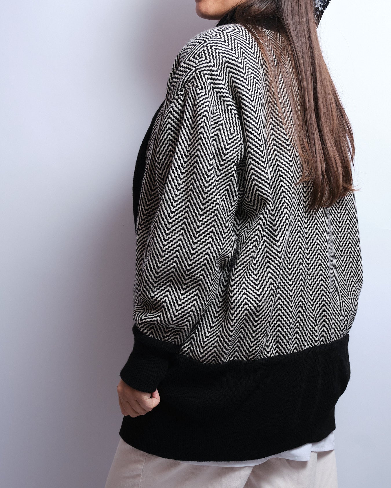 Veste / cardigan vintage fait main – motif graphique noir & blanc 80s