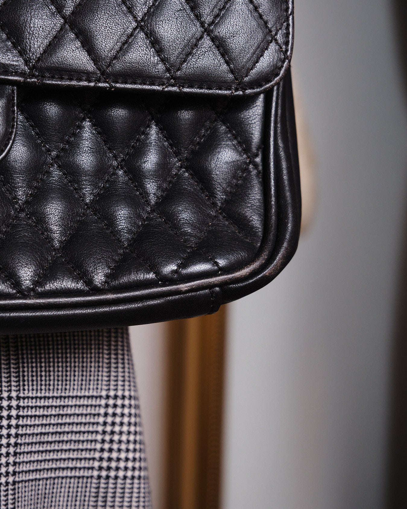 Sac matelassé vintage noir à chaîne dorée — esprit iconique années 80/90