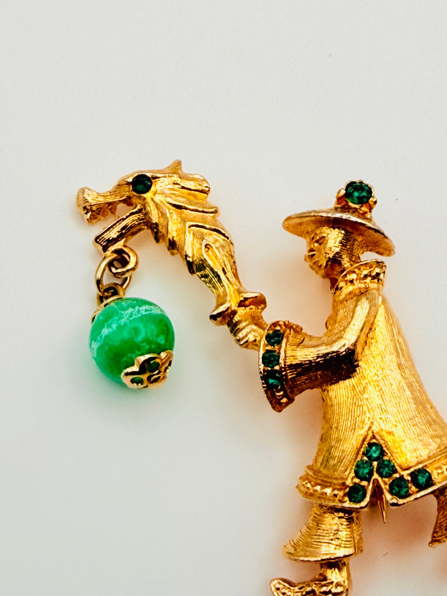 Broche vintage personnage asiatique et lanterne verte