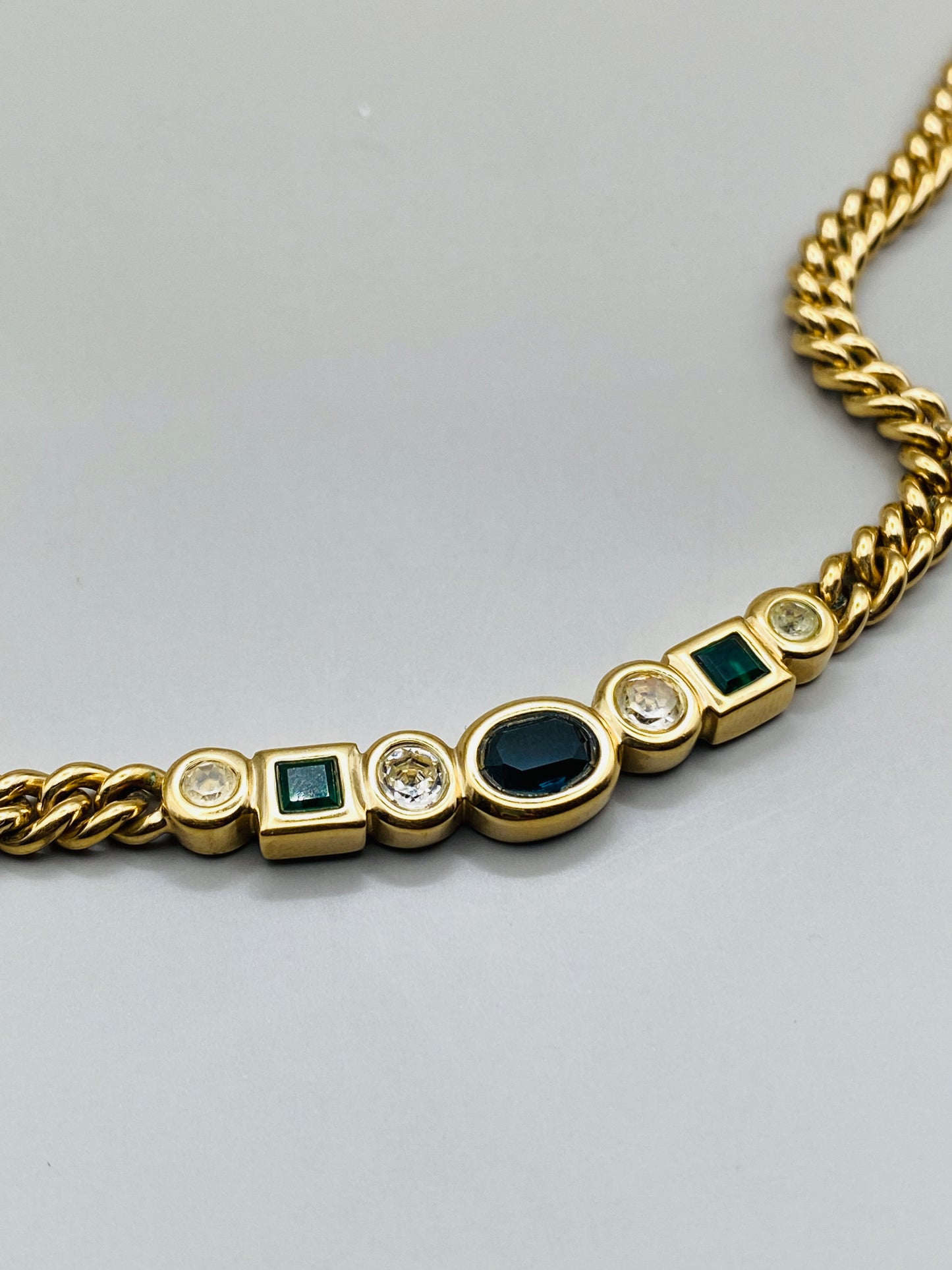 Collier Pierre Lang vintage – doré & pierres vertes, bleu, critaux