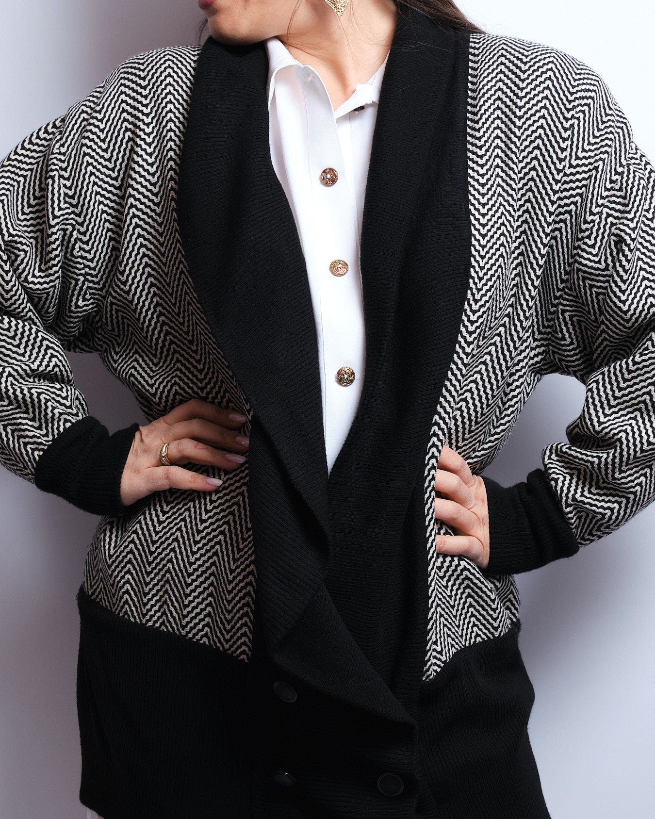 Veste / cardigan vintage fait main – motif graphique noir & blanc 80s