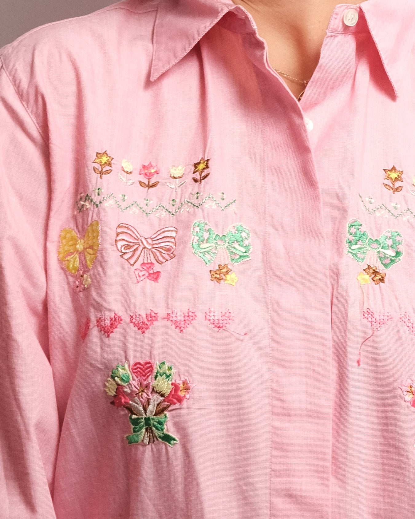 Chemisier rose brodé – travail artisanal, années 80