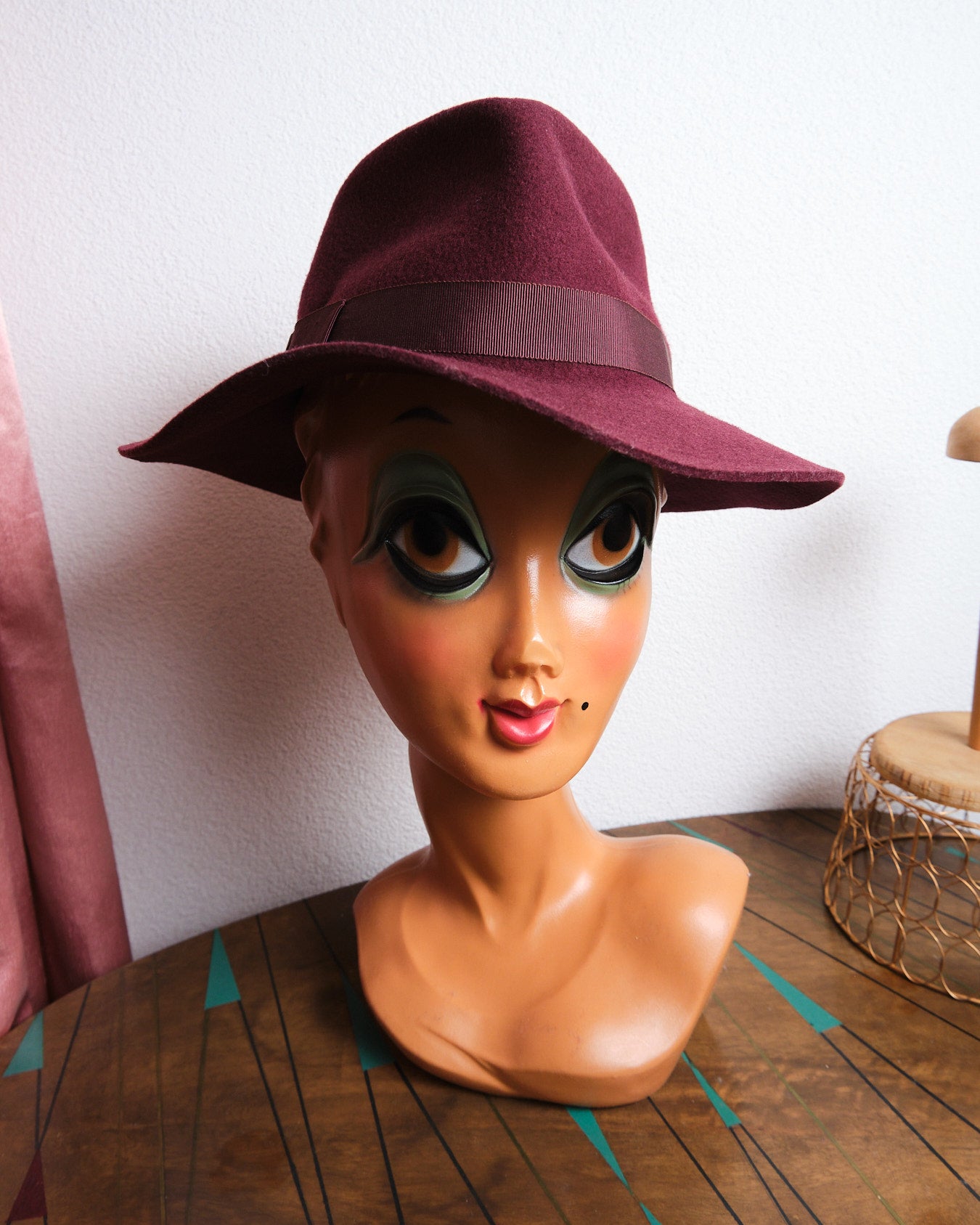 Chapeau vintage bordeaux à larges bords