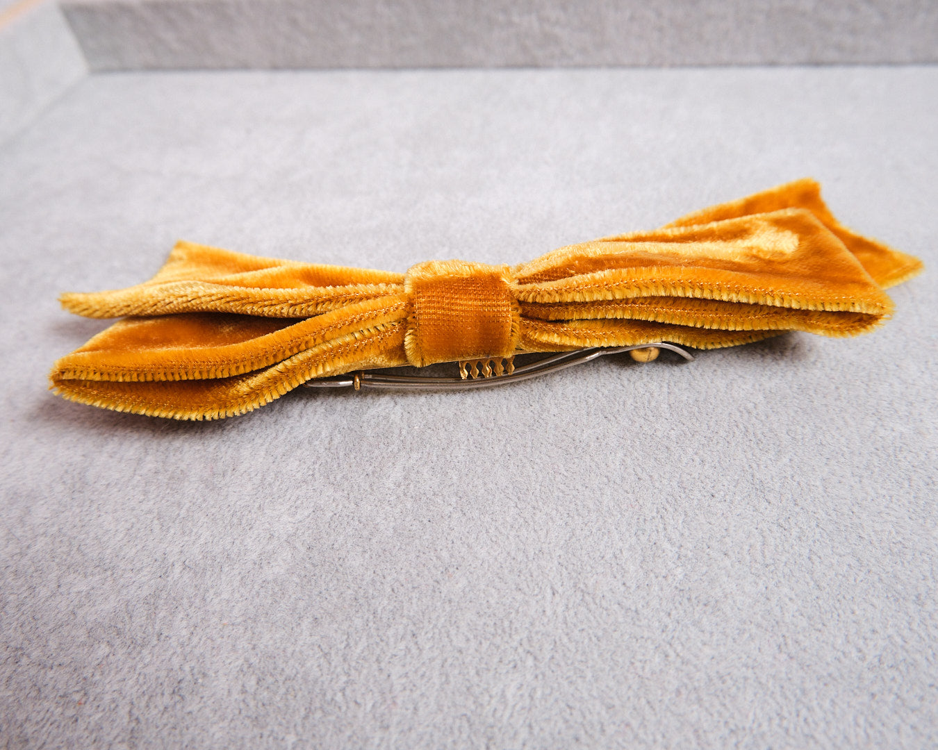 Barrette vintage en velours moutarde signée Arifior Creazioni