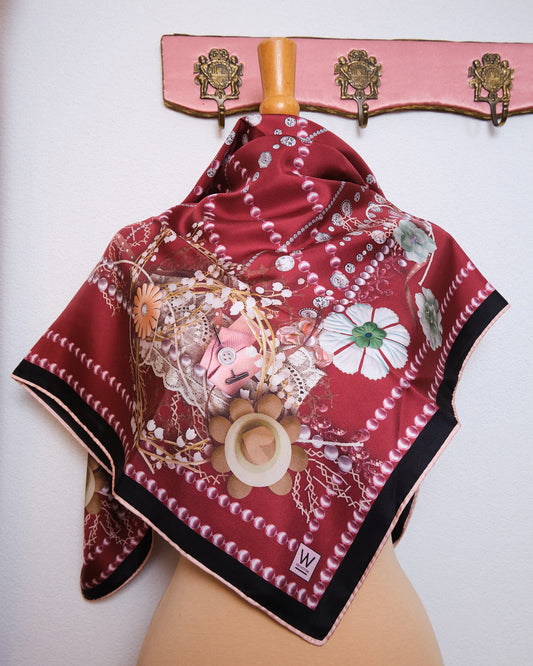 Grand foulard en soie signé Vakko Collection