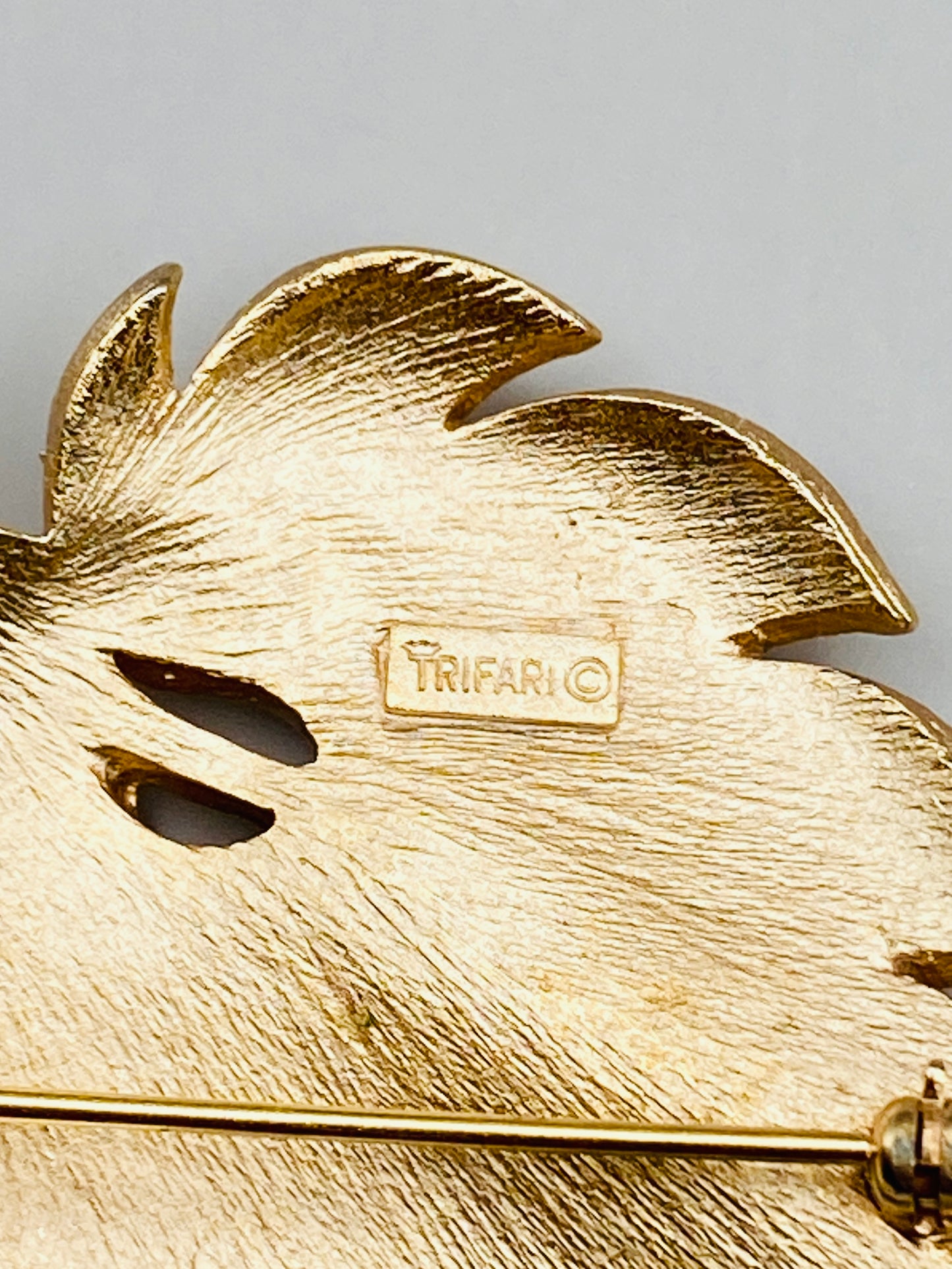 Vintage Trifari brooch – Textured gold leaf (new)