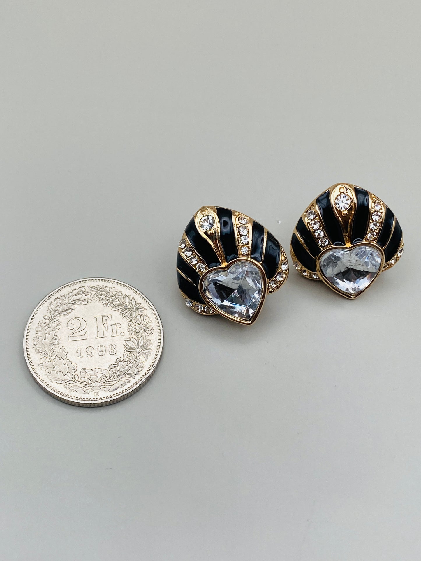 Boucles d’oreilles vintage cœur – Émail noir & cristaux