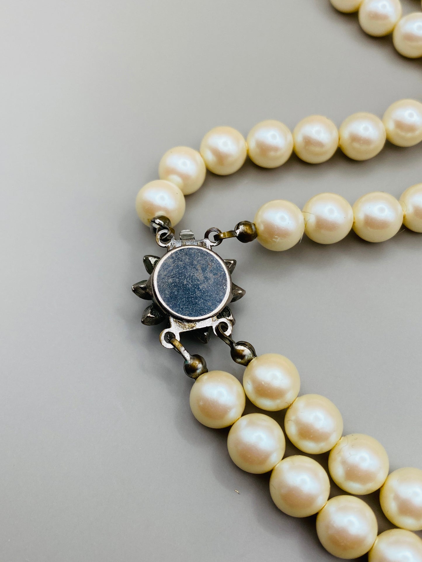 Collier vintage double rang de perles fantaisie en plastique – fermoir fleur strassé