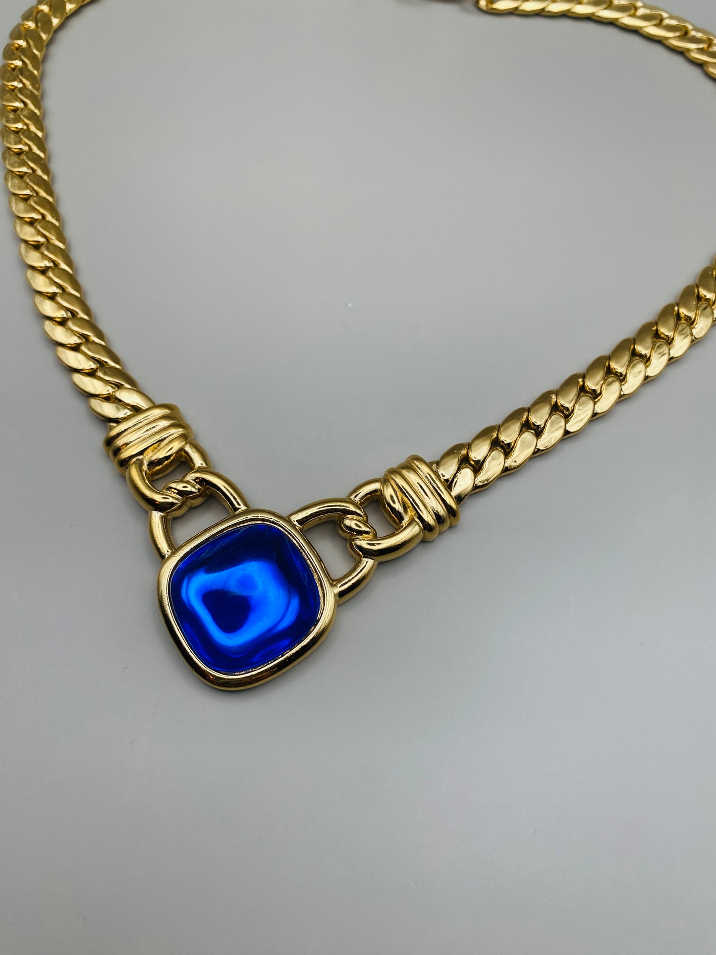 Ensemble vintage Trifari – Collier & boucles d’oreilles, bleu cobalt neuf