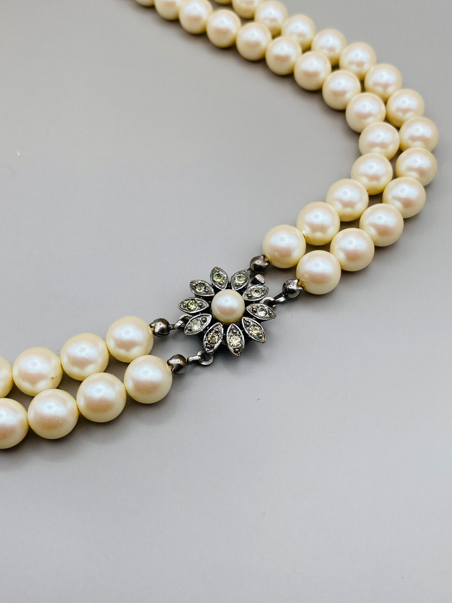 Collier vintage double rang de perles fantaisie en plastique – fermoir fleur strassé