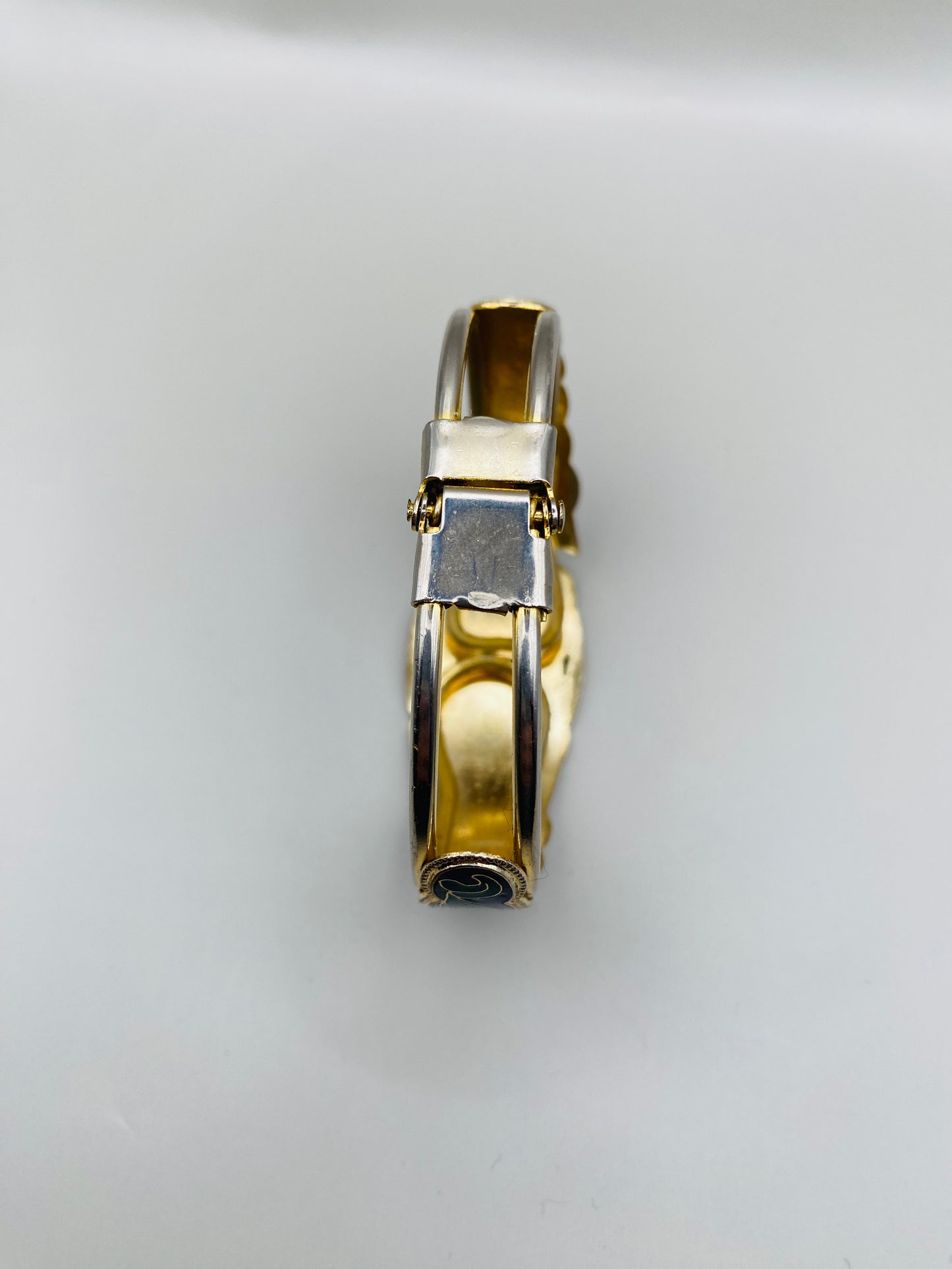 Bracelet manchette vintage en émail cloisonné – motif floral & papillon