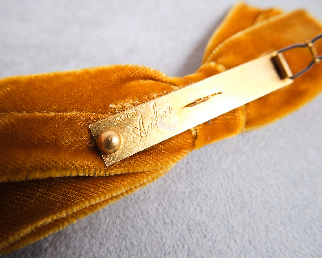 Barrette vintage en velours moutarde signée Arifior Creazioni