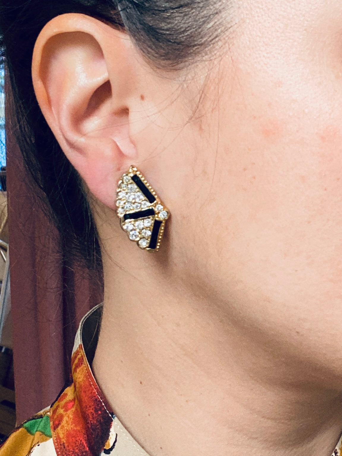 Boucles d’oreilles vintage clip – Émail noir & cristaux