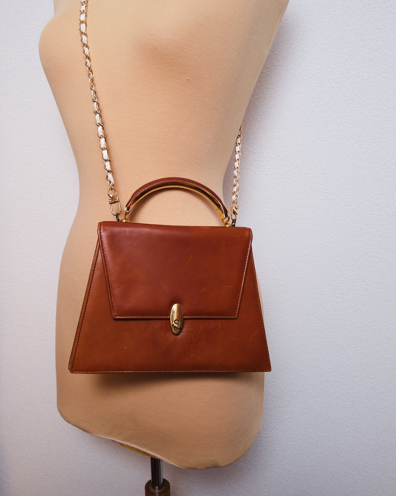 Sac vintage structuré en cuir cognac — années 60/70