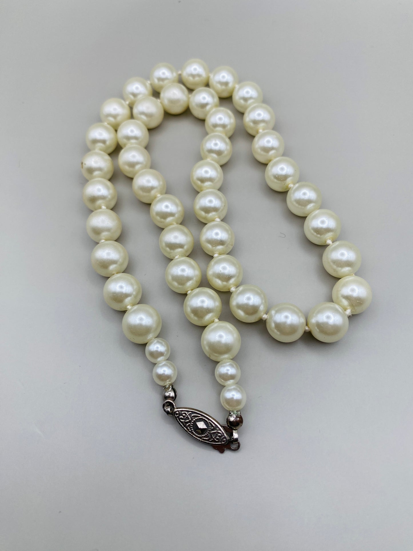 Collier vintage à perles en verre nacré – perles de taille moyenne – ivoire