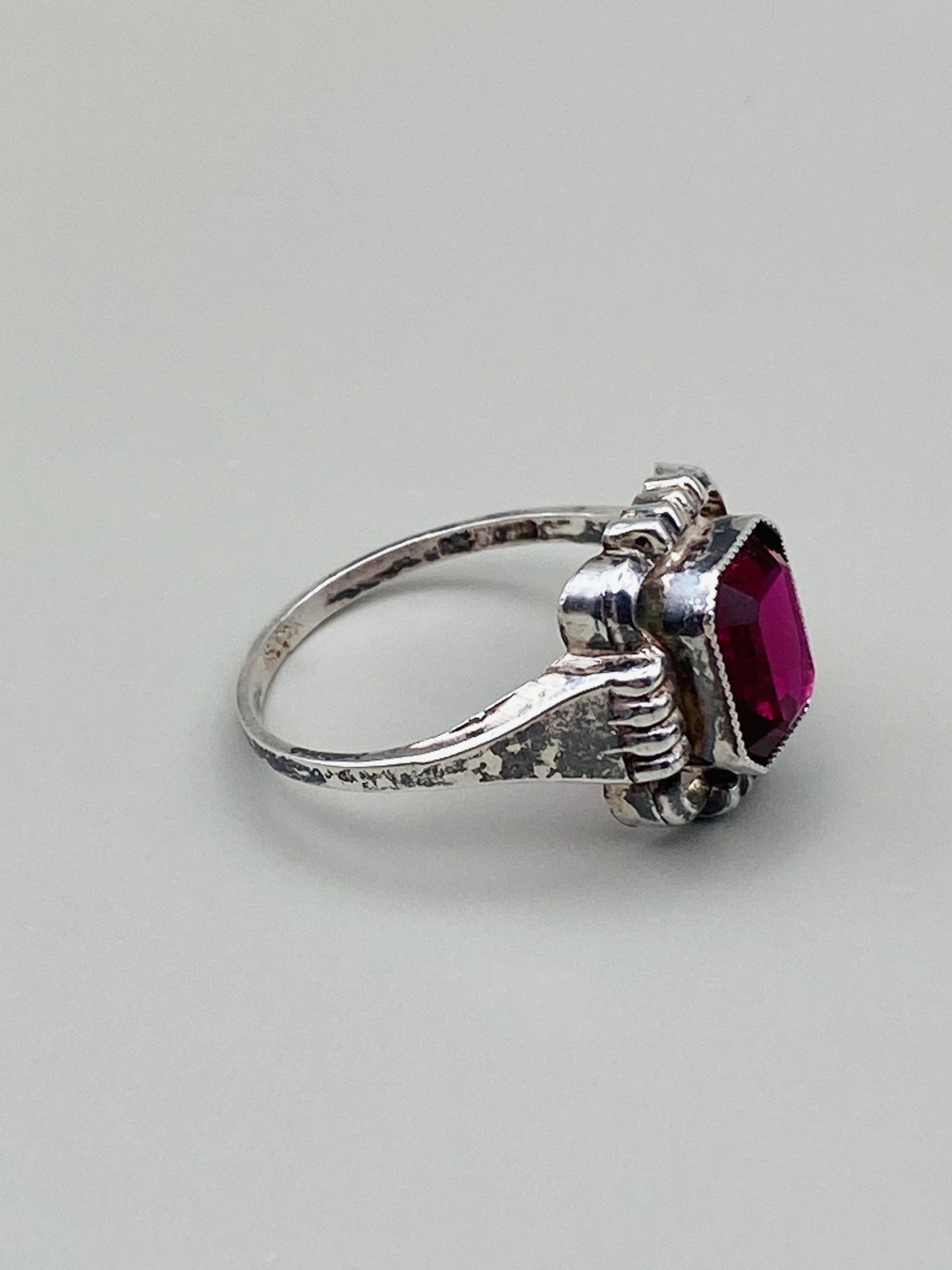Bague vintage 835 en argent et poinçon de maître, pierre rouge décorative