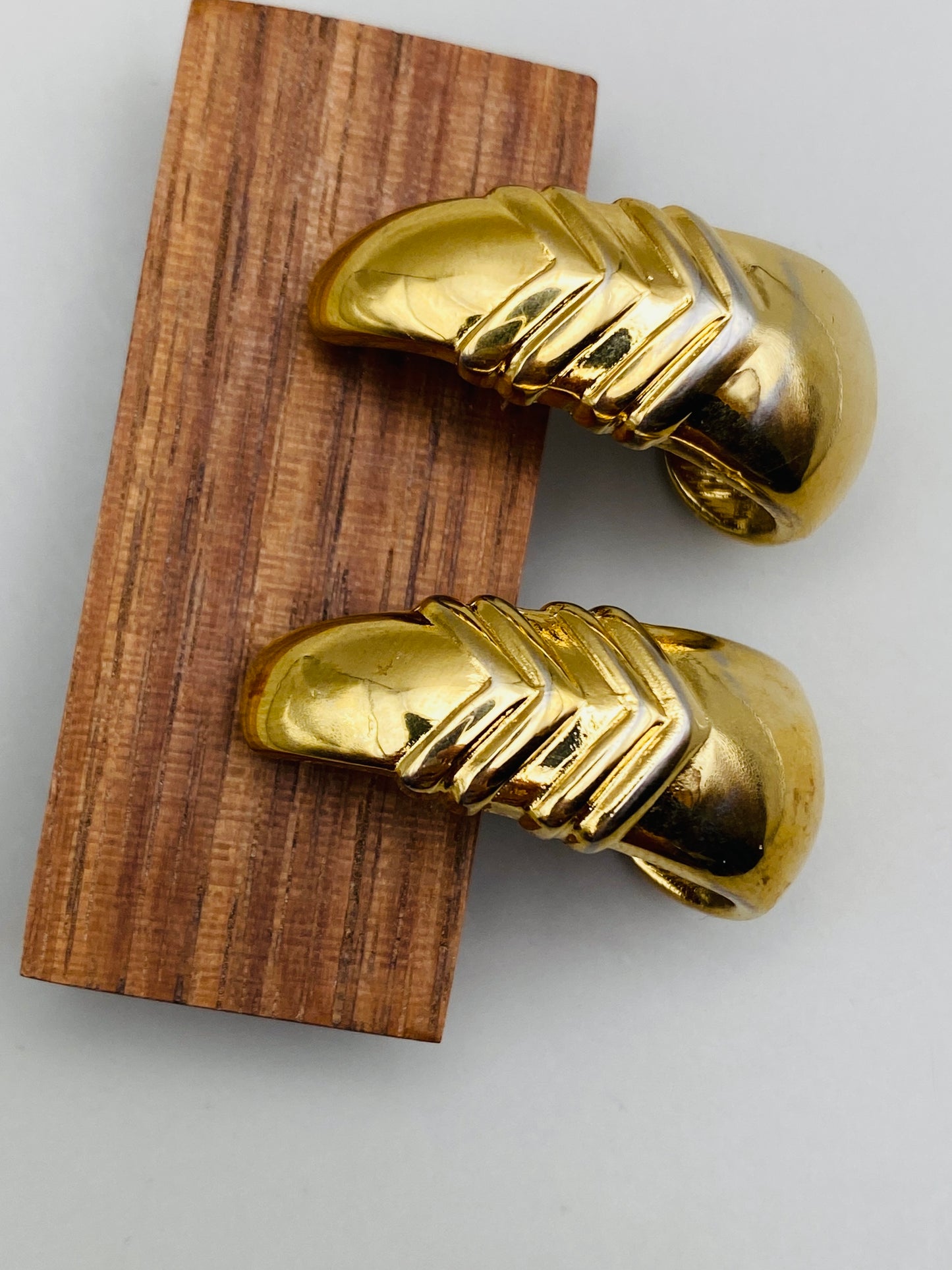 Boucles d’oreilles vintage Trifari – Sculpturales dorées