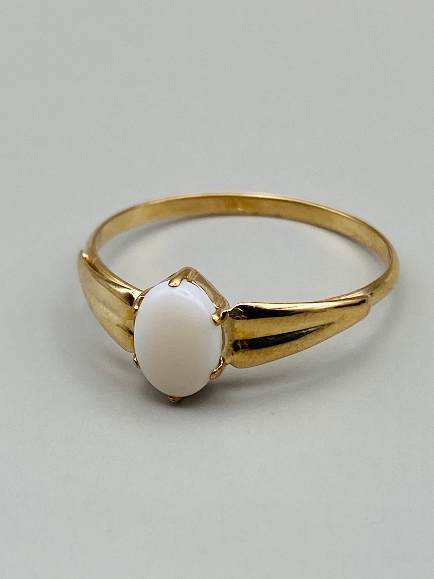 Bague vintage en or 333 (8k) et pierre blanche imitation opale