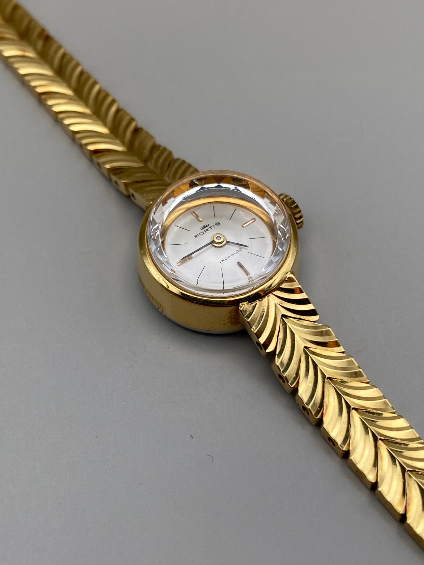 Montre Fortis vintage 50s – montre-bijou à bracelet chevrons (laqué or)