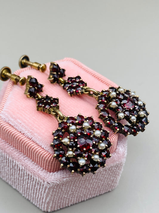 Boucles d’oreilles pendantes vintage grenats & perles, fermoir à vis argent 800 plaqué or