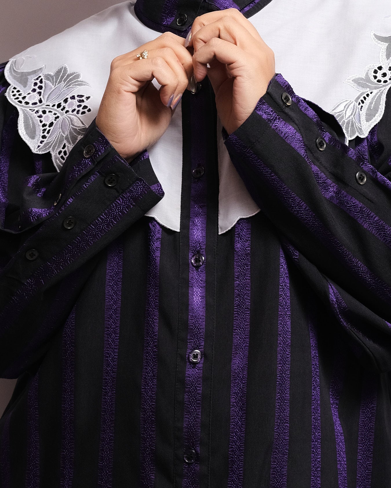 Chemisier Vintage Années 80 – Rayures Violet & Noir, Col Brodé