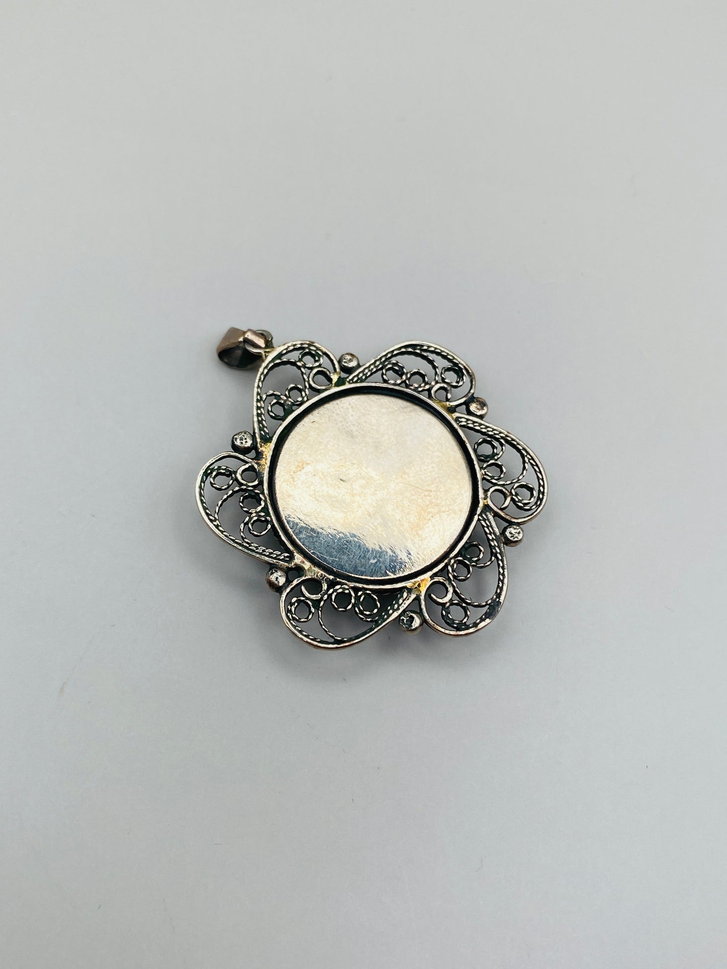 Pendentif vintage à décor floral bleu sur fond blanc – monture métal ajourée