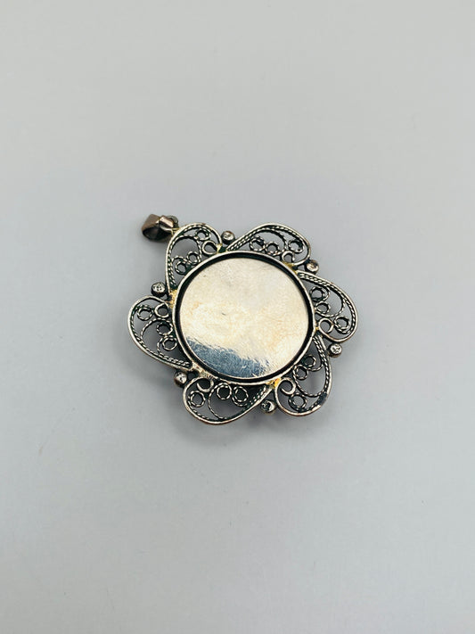 Pendentif vintage à décor floral bleu sur fond blanc – monture métal ajourée