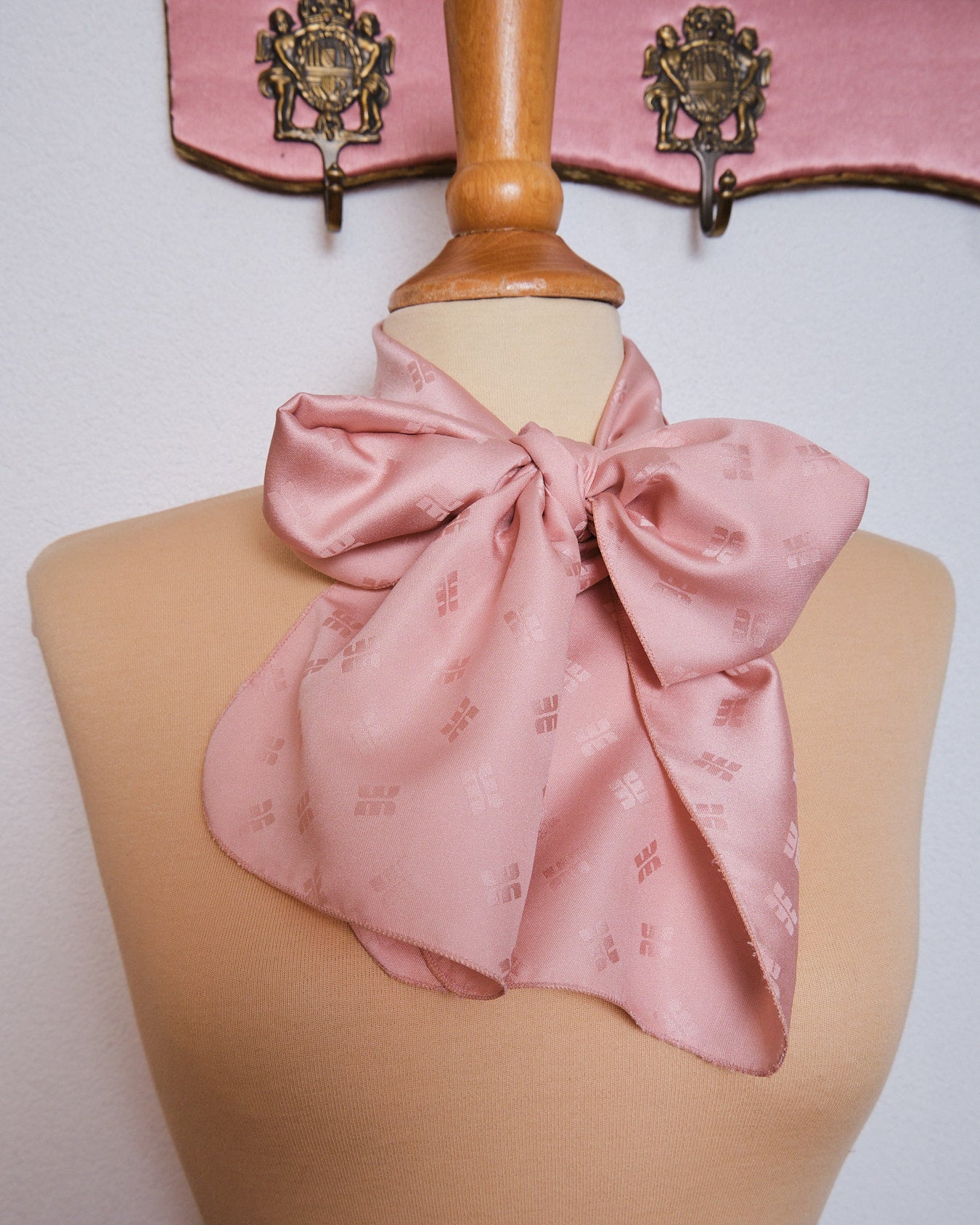 Grand foulard vintage en polyester satiné