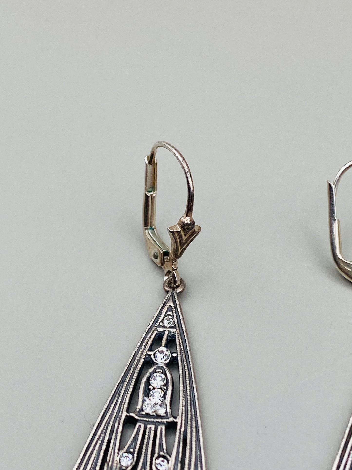 Boucles d’oreilles Art déco en argent 925 – Motifs ajourés & pierres blanches