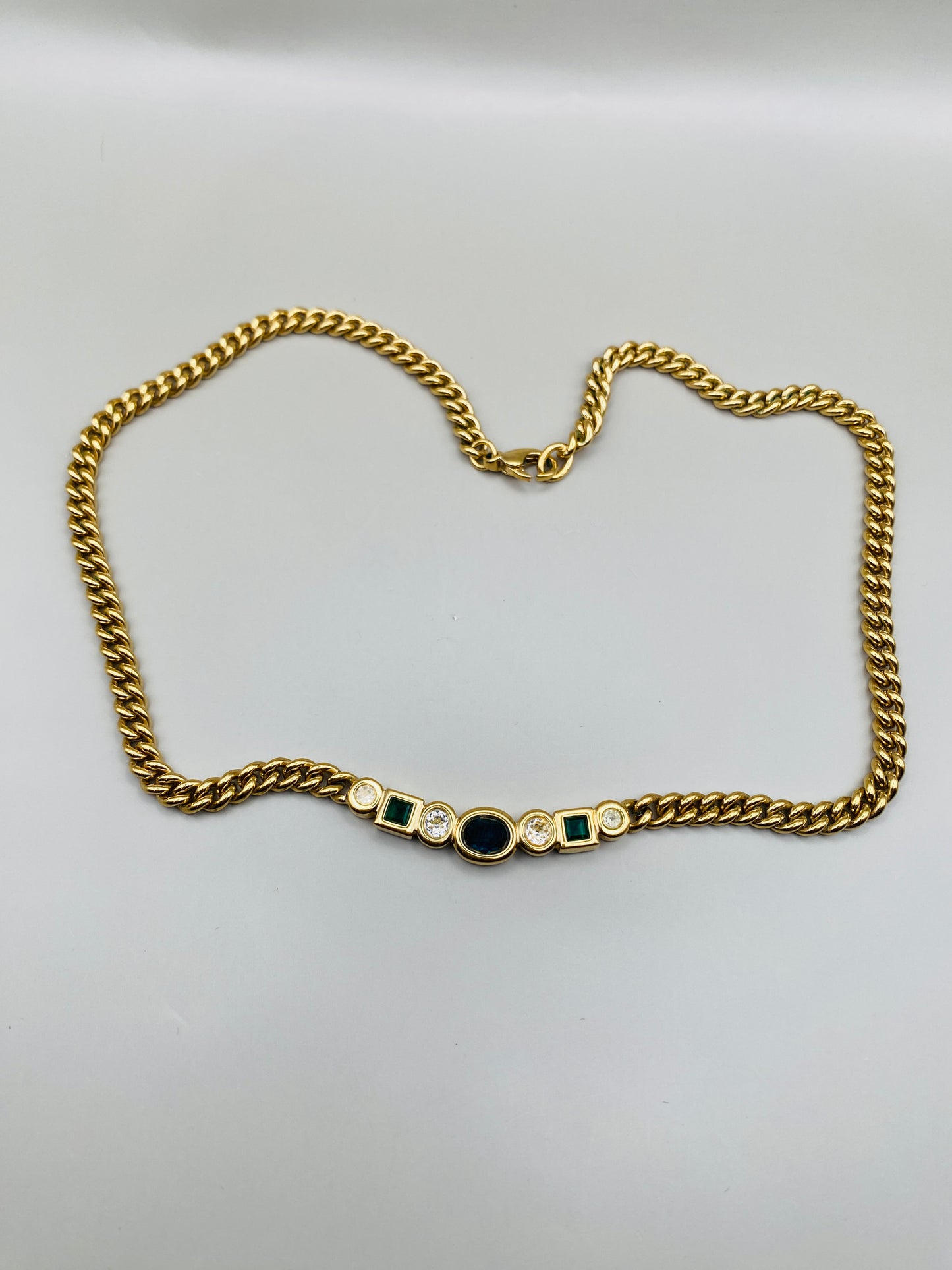 Collier Pierre Lang vintage – doré & pierres vertes, bleu, critaux