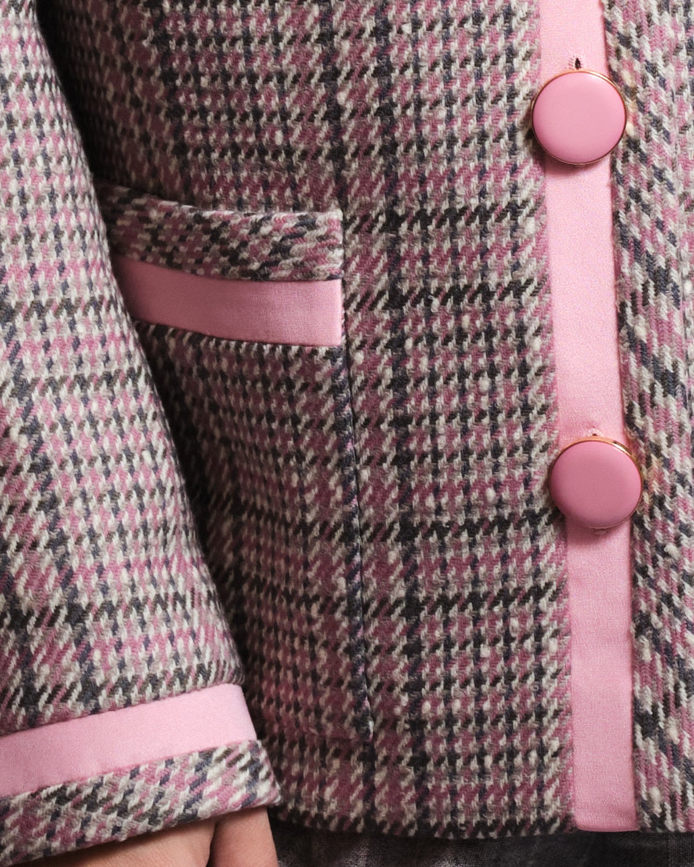 Veste en laine pied-de-poule rose – Détails satinés – Années 80