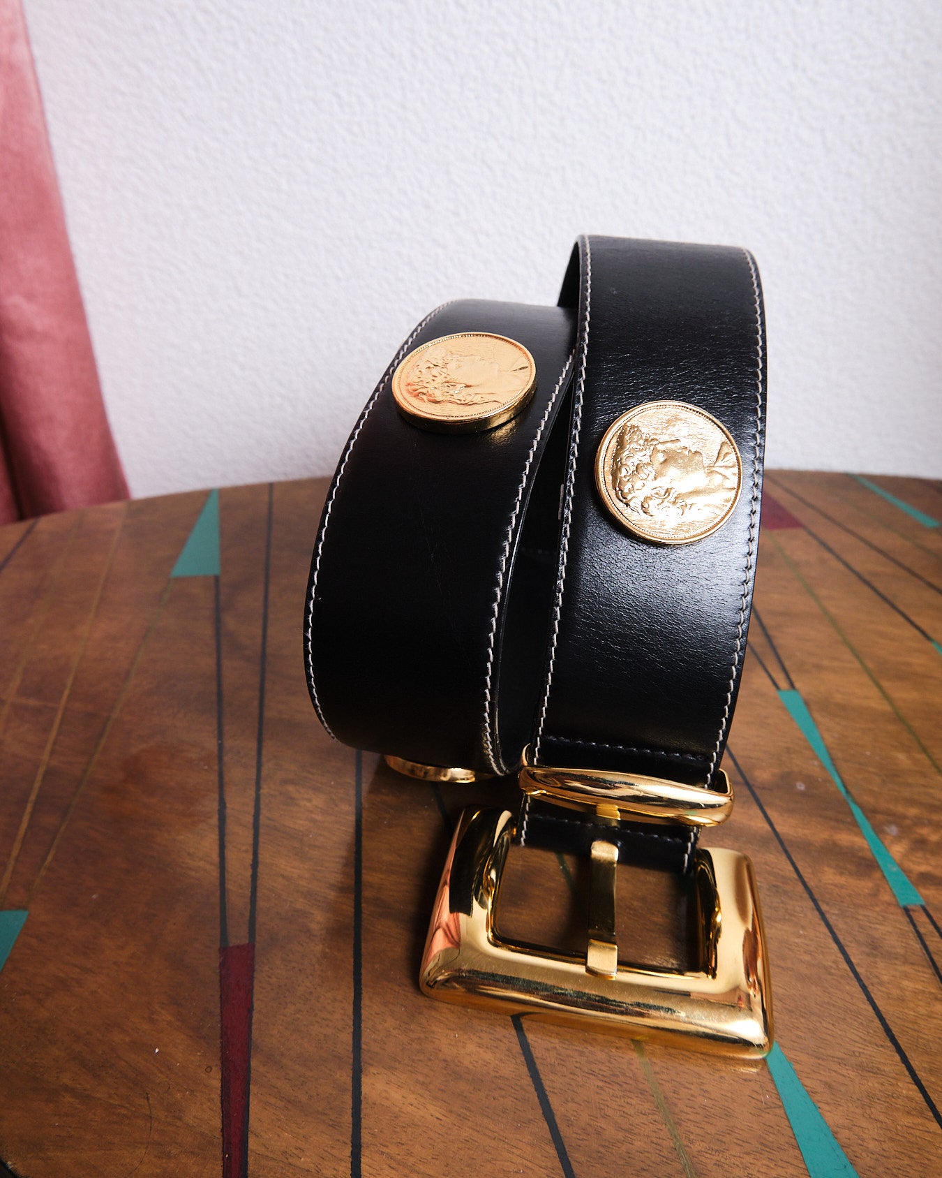 Ceinture Escada vintage en cuir noir et métal doré — Made in Western Germany