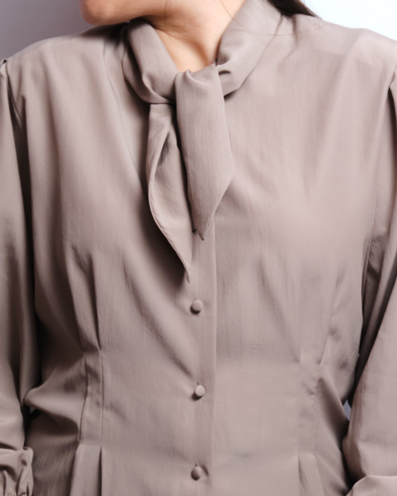 Chemisier vintage H&M – élégance minimaliste et lavallière douce