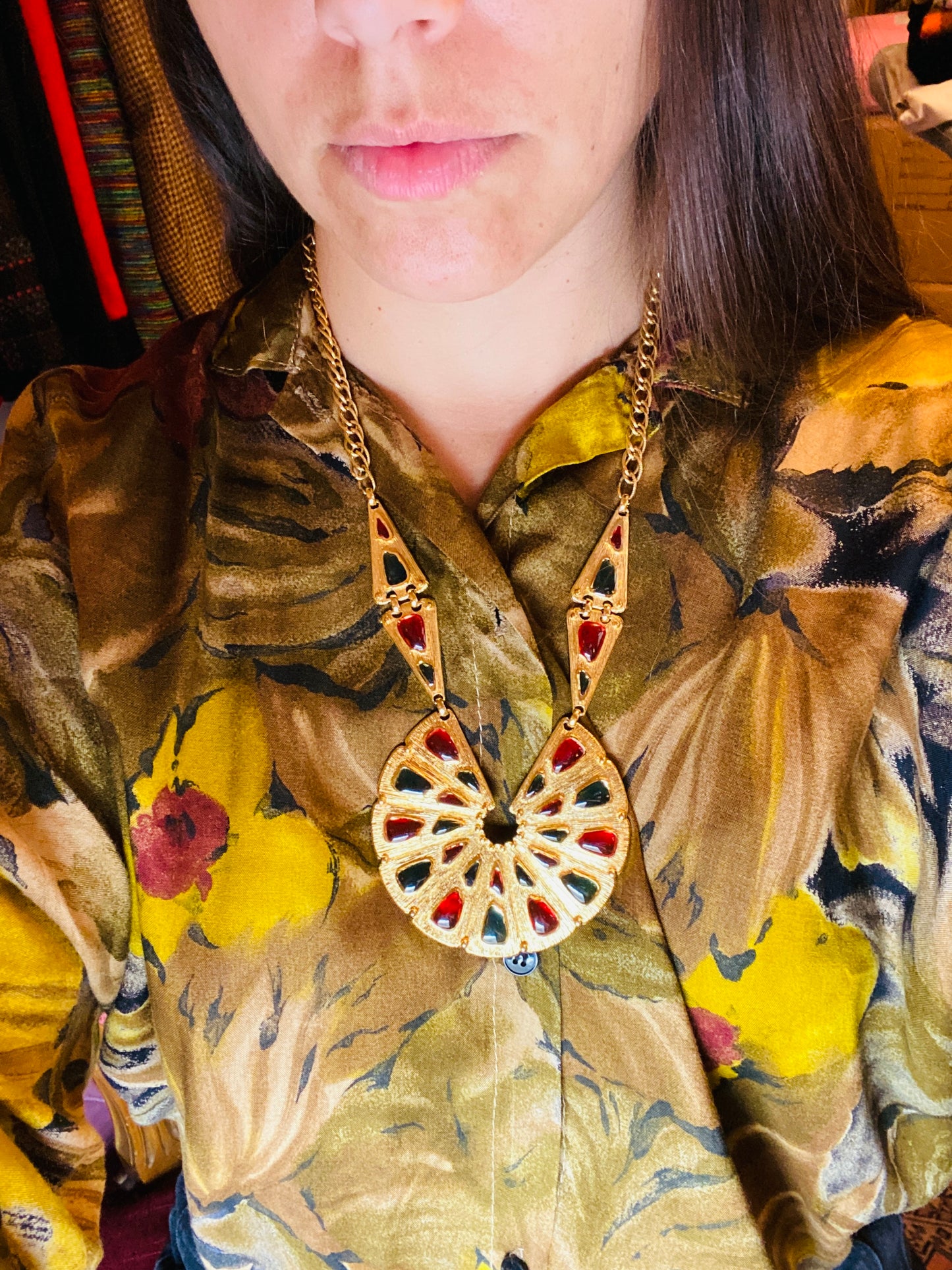 Ensemble vintage Trifari – Collier plastron & boucles d’oreilles, cabochons rouge rubis & vert émeraude (neuf)