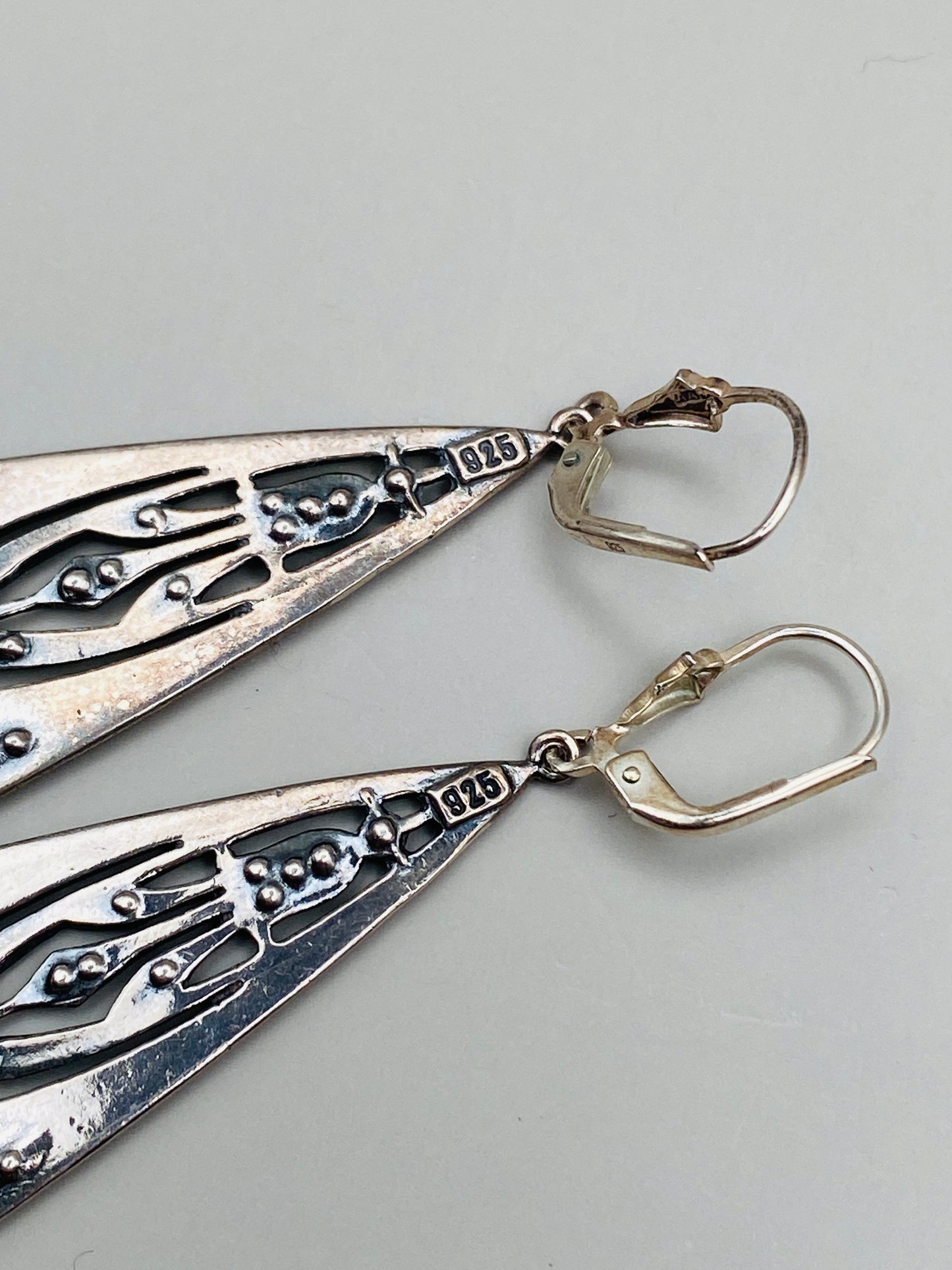 Boucles d’oreilles Art déco en argent 925 – Motifs ajourés & pierres blanches