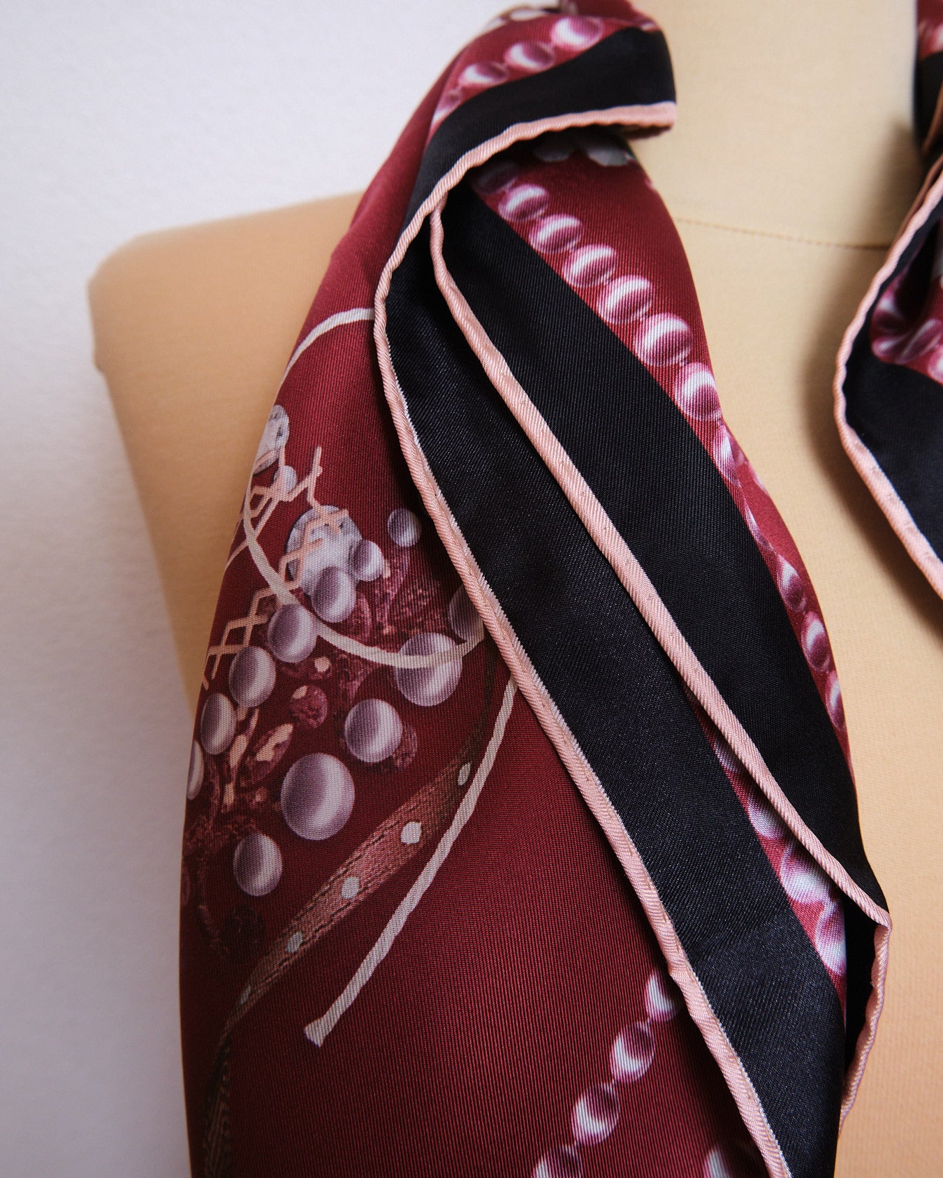 Grand foulard en soie signé Vakko Collection