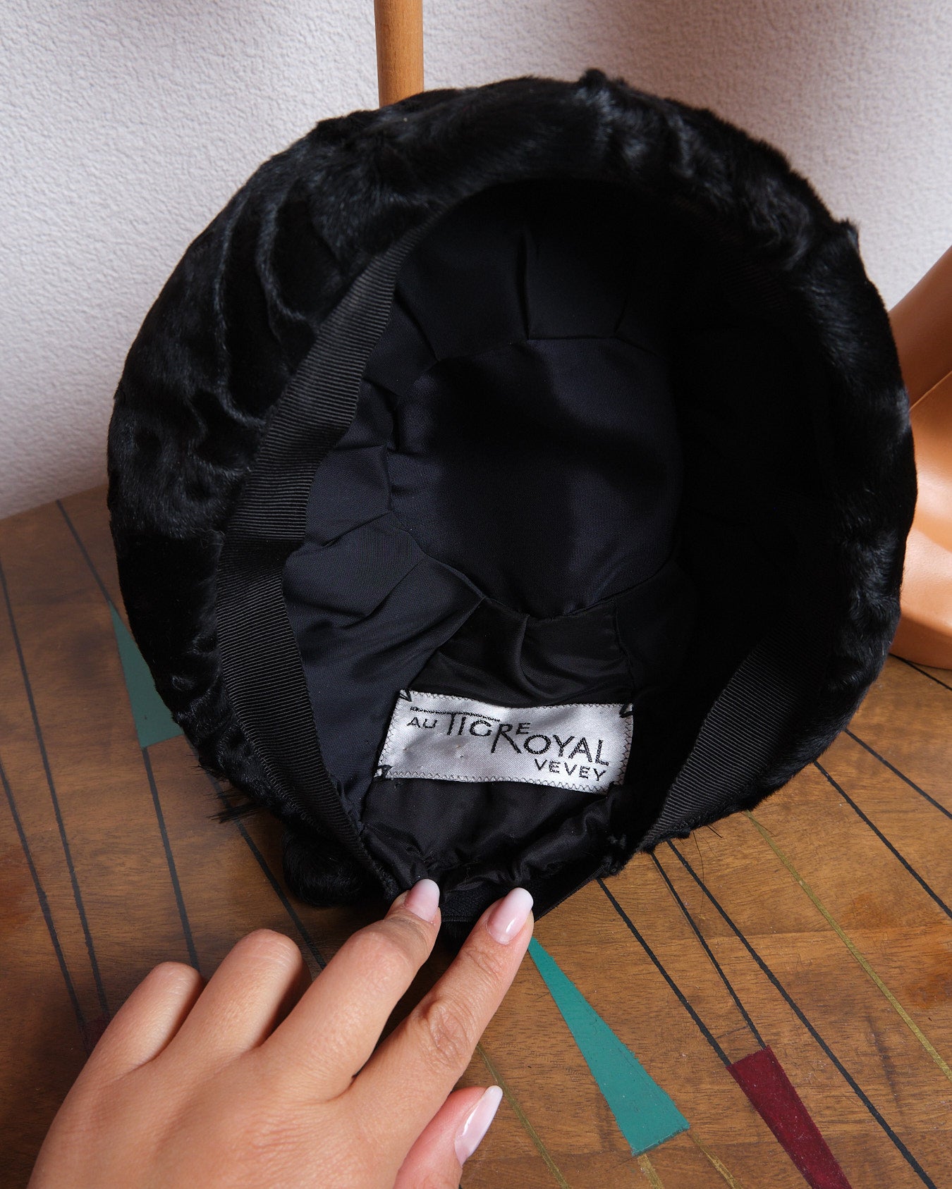 Bibi vintage noir en astrakan et plumes « Au tigre royal Vevey »