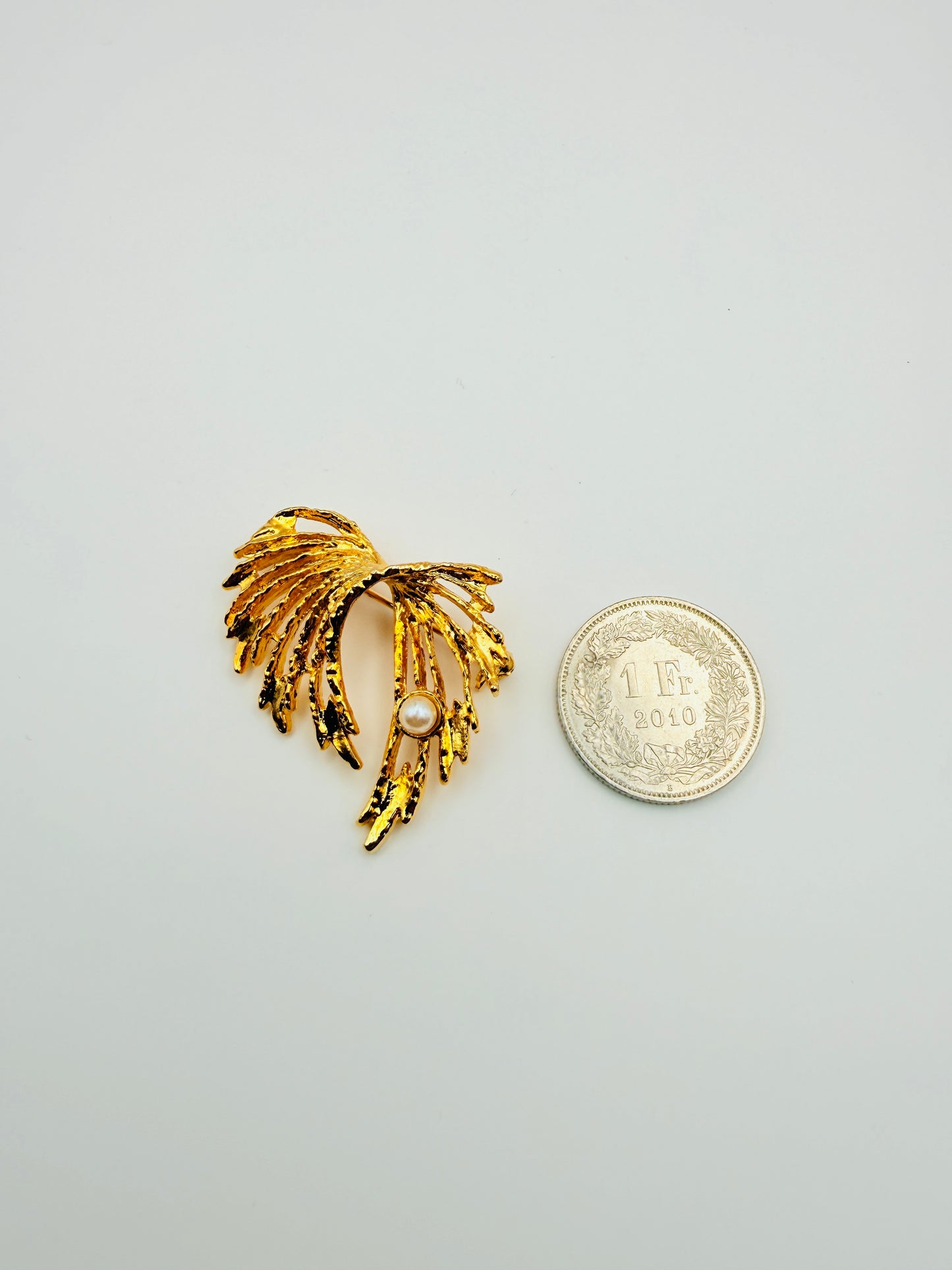 Broche feuille dorée et perle vintage
