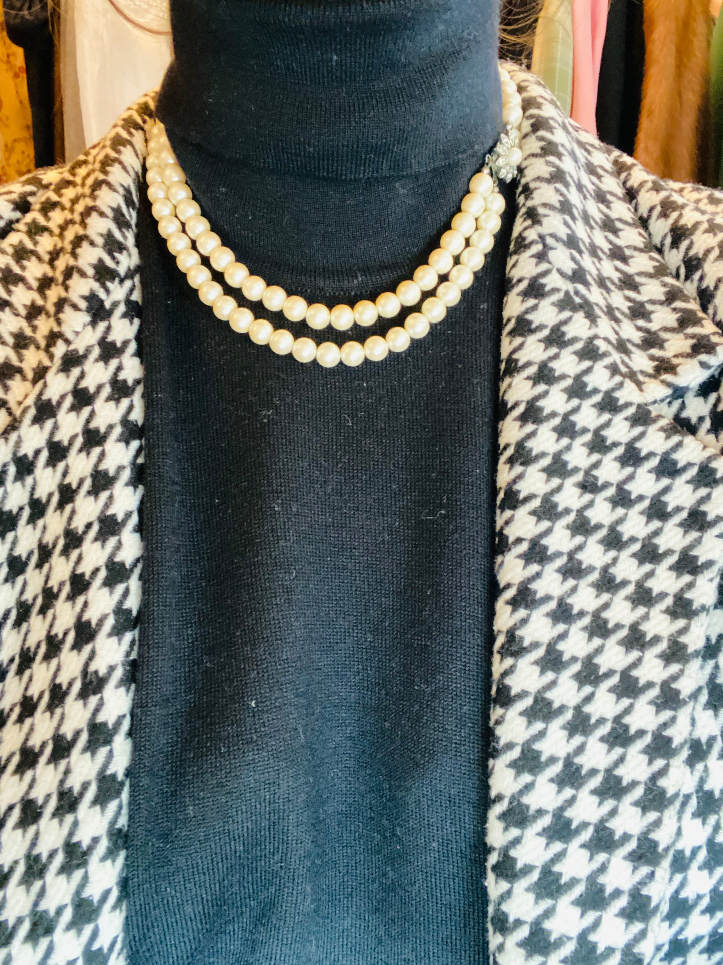 Collier vintage double rang de perles fantaisie en plastique – fermoir fleur strassé